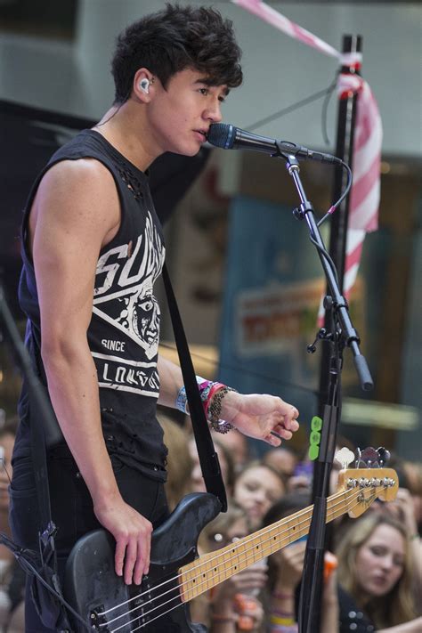 5 Seconds of Summer’s Calum Hood gives fans a few seconds of。